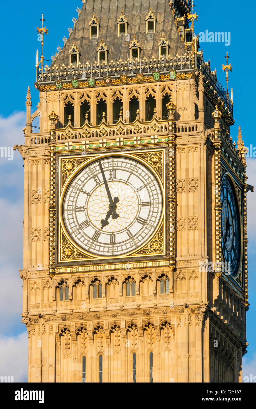 Big Ben Uhrturm über dem Palast von Westminster und Häuser des Parlaments Stadt London England UK GB EU Europas Stockfoto
