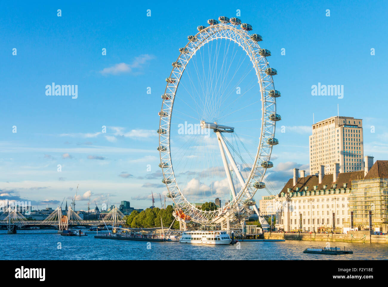 Das London Eye ist ein großes Riesenrad Karussell am Südufer des Flusses Themse London England GB UK EU Europa Stockfoto