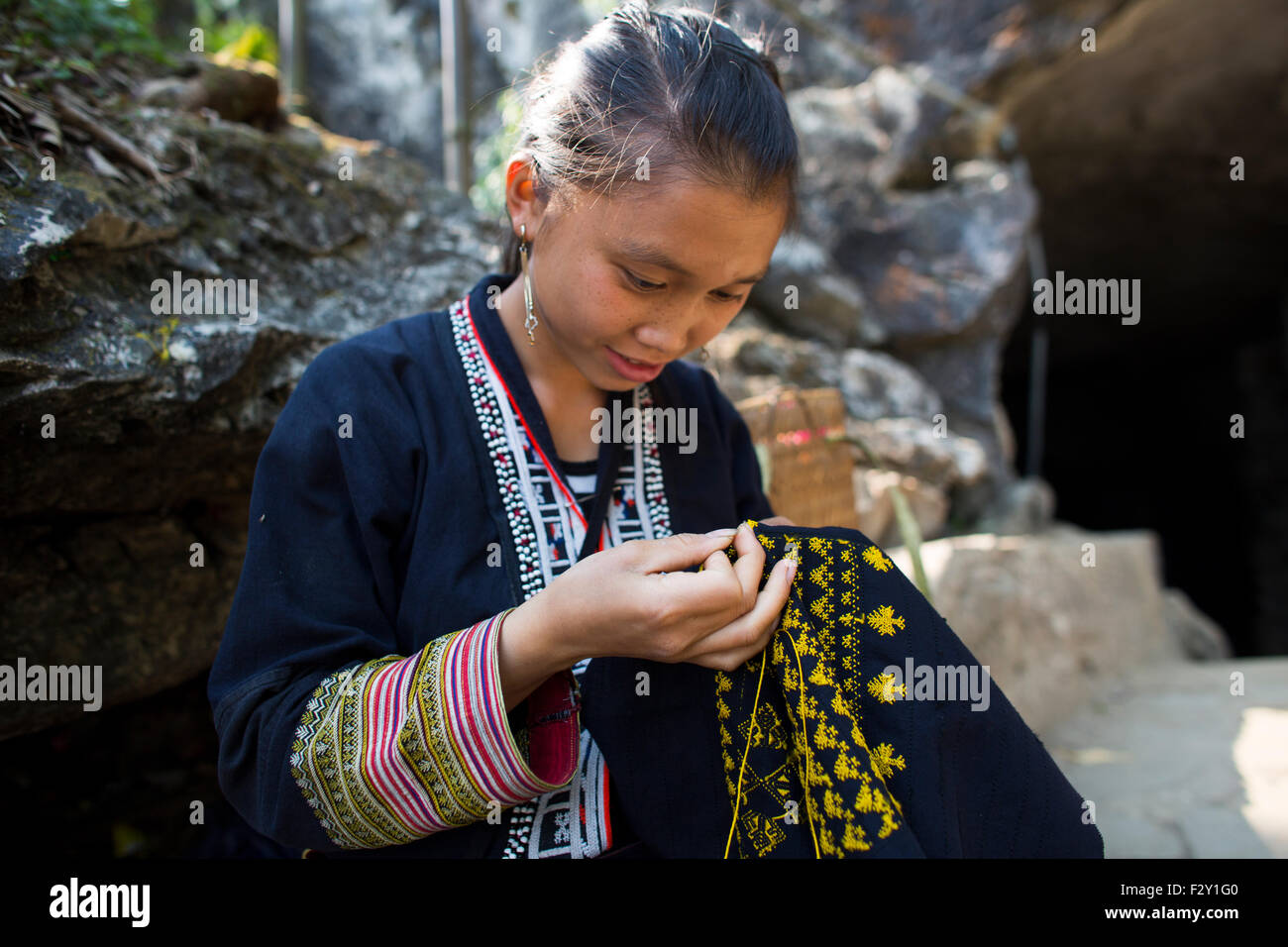 Mädchen des Stammes ethnischen "schwarze Hmong" sticken traditionellen Kleidung Stockfoto