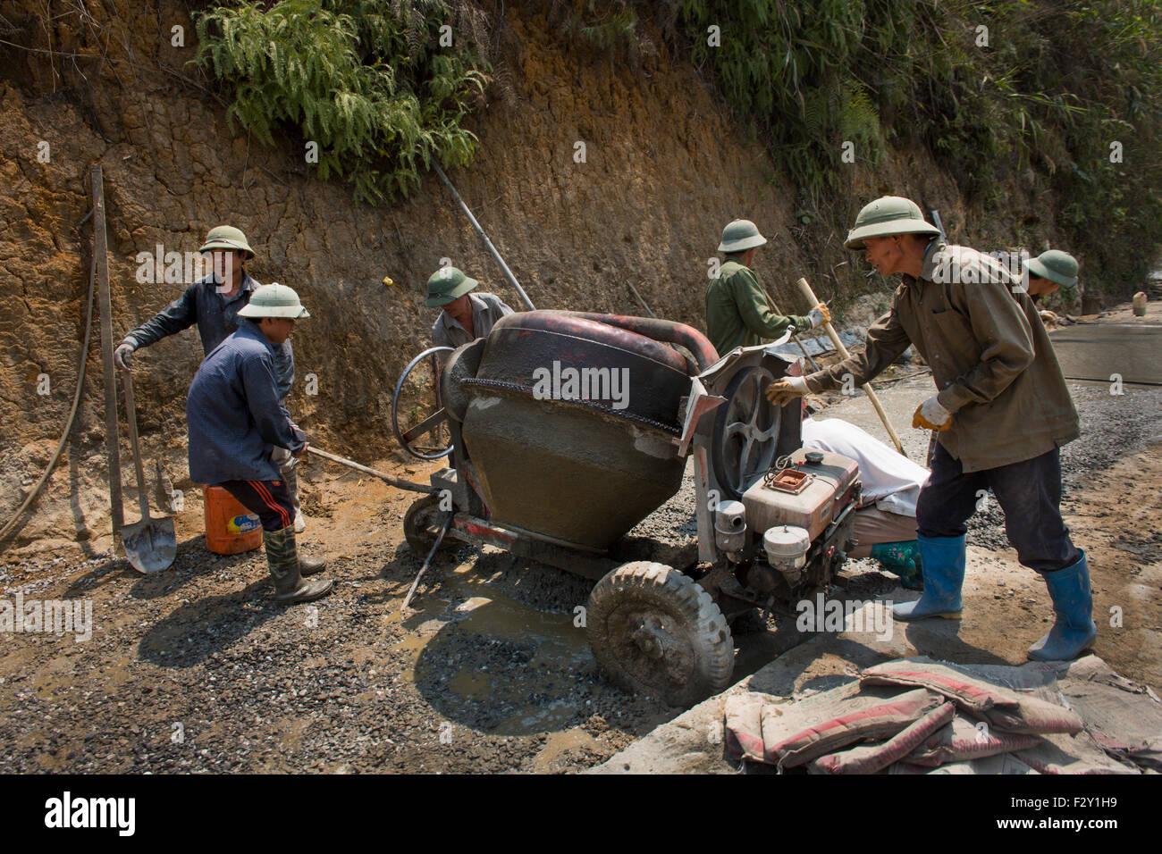 Vietnamesische Straßenarbeiter, Bau einer neuen Straße Stockfoto