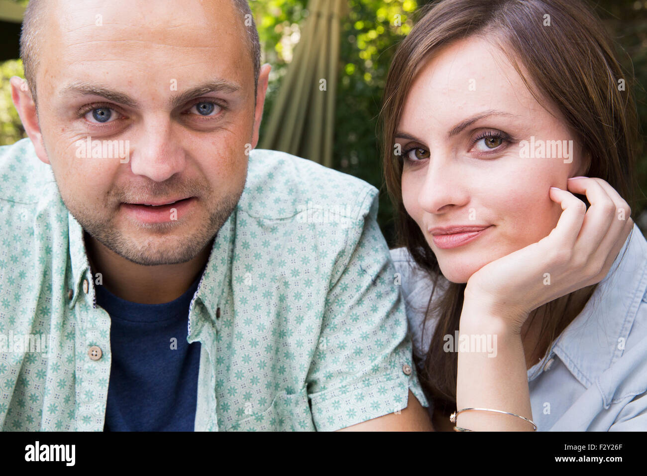 Ein junger Mann und Frau, ein paar sitzen draußen in einem Café zusammen. Stockfoto