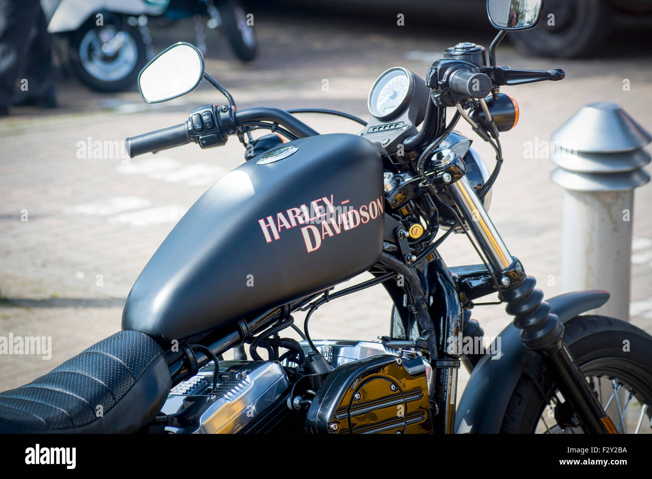 Schwarze Harley Davidson geparkt, Stockfoto