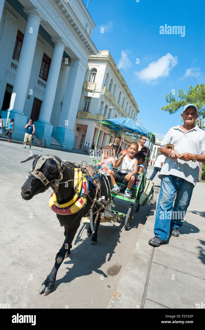 SANTA CLARA, Kuba - 28. Mai 2011: Eine Ziege führt einen Wagen voller Kinder rund um den Parque Vidal, dem Hauptplatz der Stadt. Stockfoto