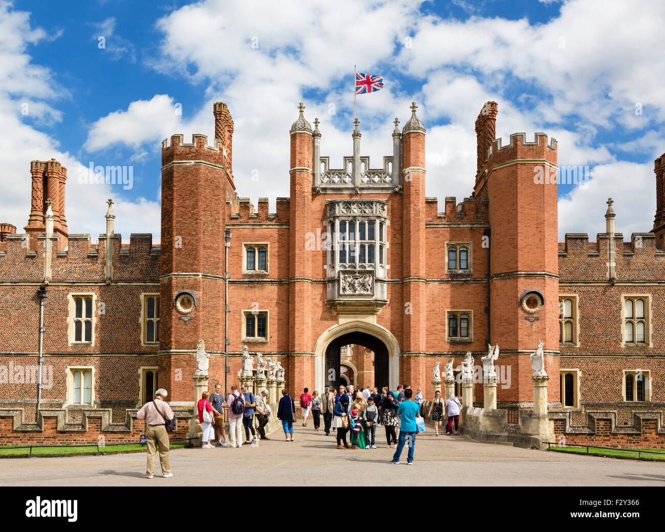 Hampton Court Palace. Die Westfassade und Haupteingang zum Hampton Court Palace, Richmond upon Thames, London, England, Großbritannien Stockfoto