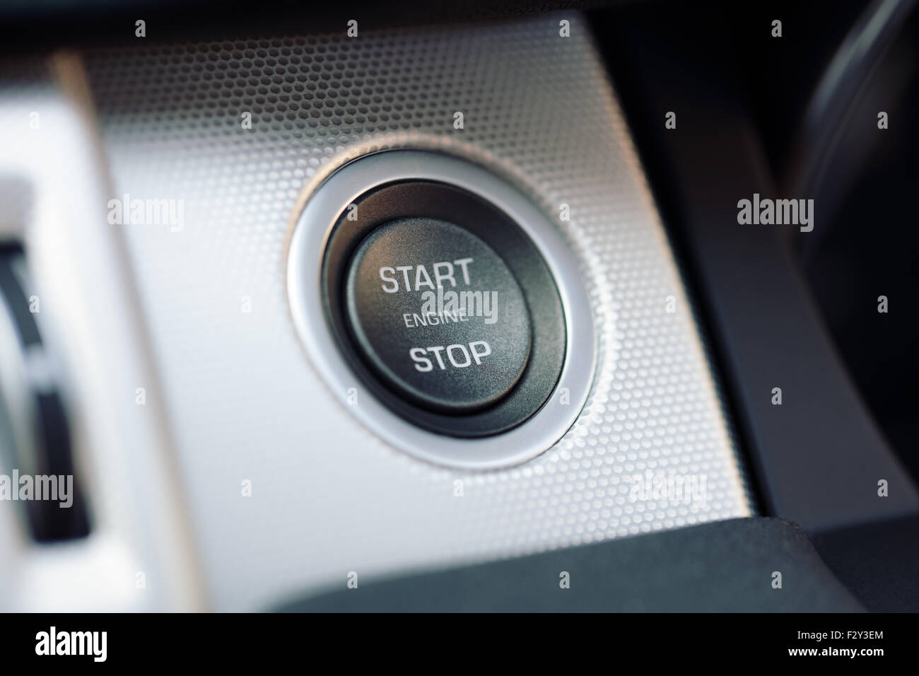 Motor starten und stop-Taste auf dem Armaturenbrett Elektro-Hybrid-Autos Stockfoto