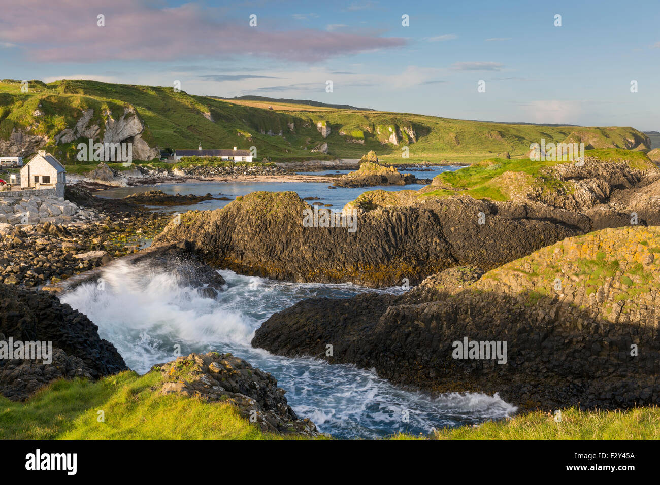 Am frühen Morgen auf den Felsen mit Blick auf Ballintoy, County Antrim, Nordirland, Vereinigtes Königreich Stockfoto