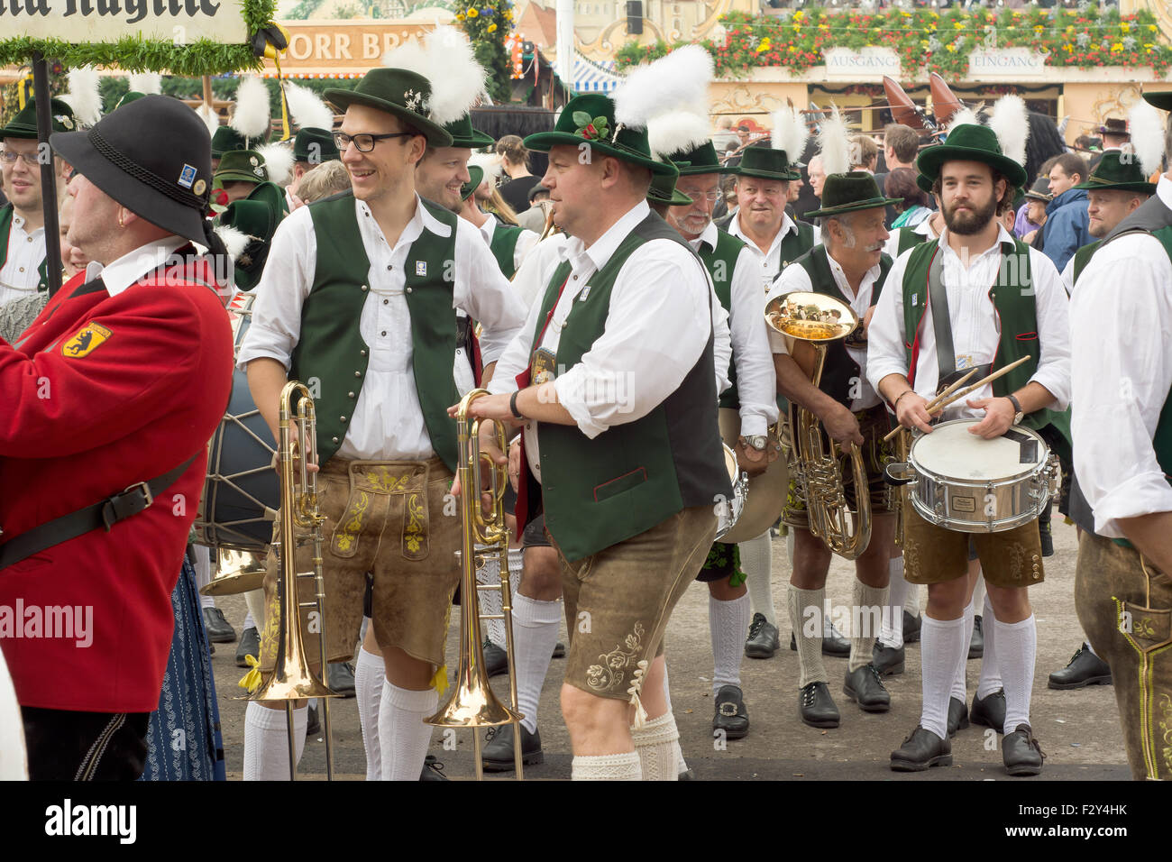 MÜNCHEN, DEUTSCHLAND – SEPT. 20, 2015: traditionelle Marching Bands mit lokalen Kostümen unterhalten Scharen von Besuchern auf dem jährlichen Oktoberfest. Das Festival findet vom 19. September bis 4. Oktober 2015 in München. Stockfoto