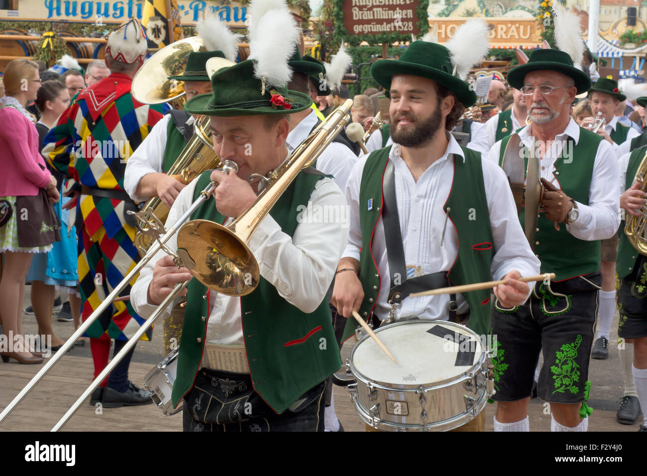 MÜNCHEN, DEUTSCHLAND – SEPT. 20, 2015: traditionelle Marching Bands mit lokalen Kostümen unterhalten Scharen von Besuchern auf dem jährlichen Oktoberfest. Das Festival läuft vom 19. September bis 4. Oktober 2015 in München Stockfoto