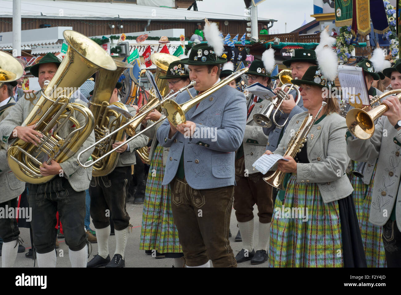MÜNCHEN, DEUTSCHLAND – SEPT. 20, 2015: traditionelle Marching Bands mit lokalen Kostümen unterhalten Scharen von Besuchern auf dem jährlichen Oktoberfest. Das Festival läuft vom 19. September bis 4. Oktober 2015 in München Stockfoto