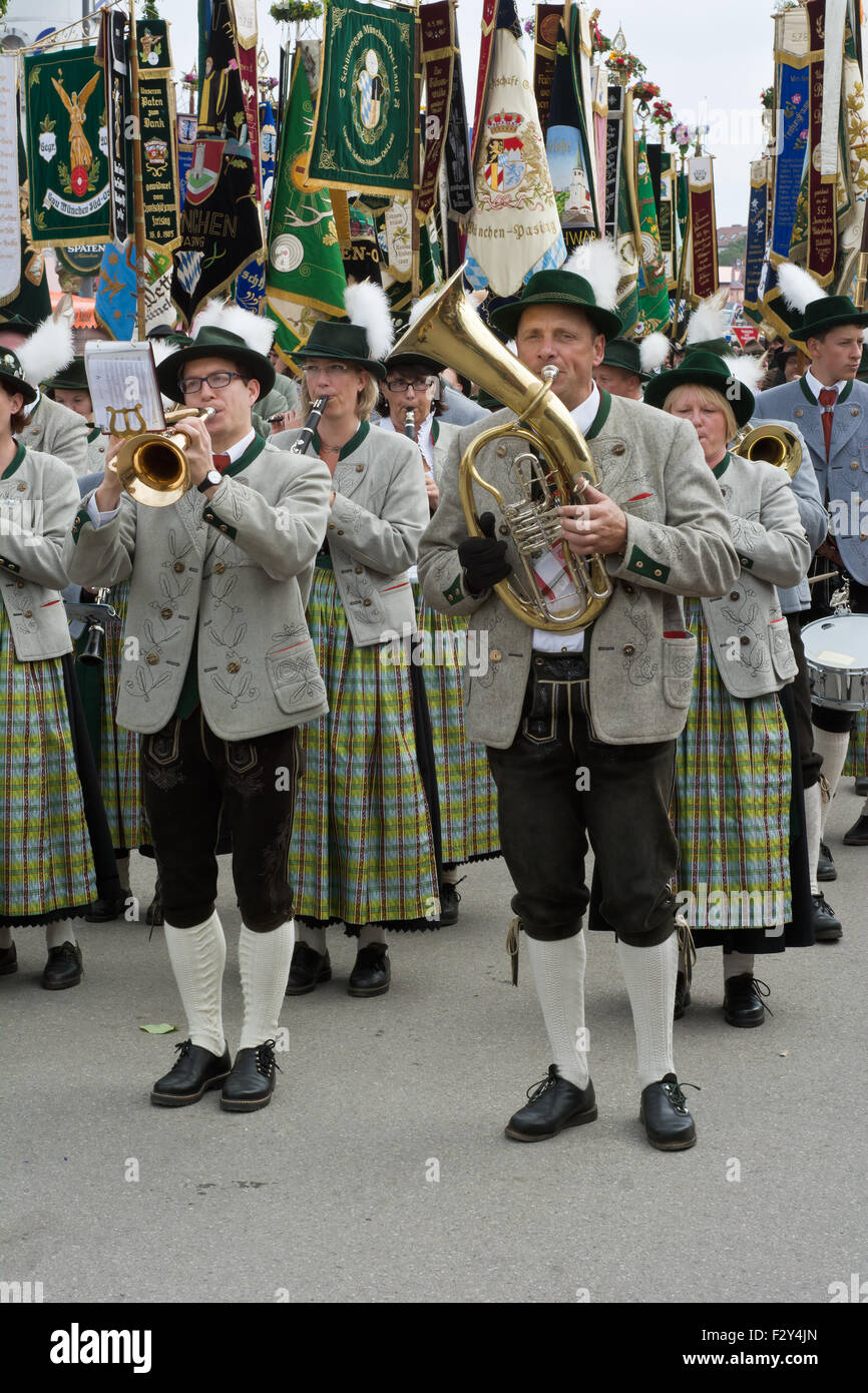 MÜNCHEN, DEUTSCHLAND – SEPT. 20, 2015: traditionelle Marching Bands mit lokalen Kostümen unterhalten Scharen von Besuchern auf dem jährlichen Oktoberfest. Das Festival findet vom 19. September bis 4. Oktober 2015 in München. Stockfoto