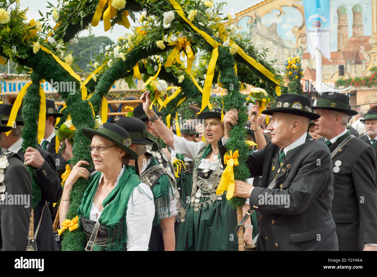 MÜNCHEN, DEUTSCHLAND – SEPT. 20, 2015: traditionelle marschieren Gruppe mit lokalen Kostümen unterhalten Scharen von Besuchern auf dem jährlichen Oktoberfest. Das Festival findet vom 19. September bis 4. Oktober 2015 in München. Stockfoto