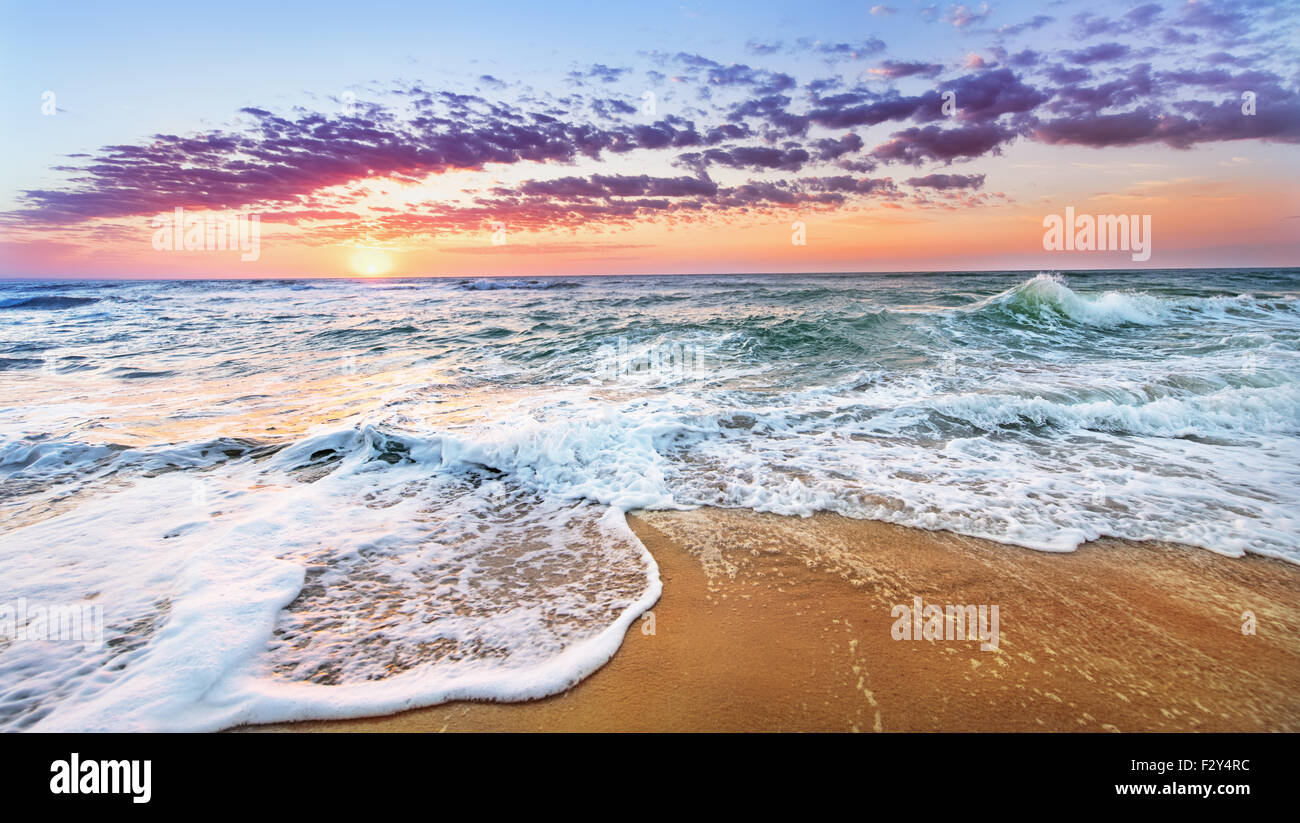 Sonnenaufgang im Meer. Stockfoto