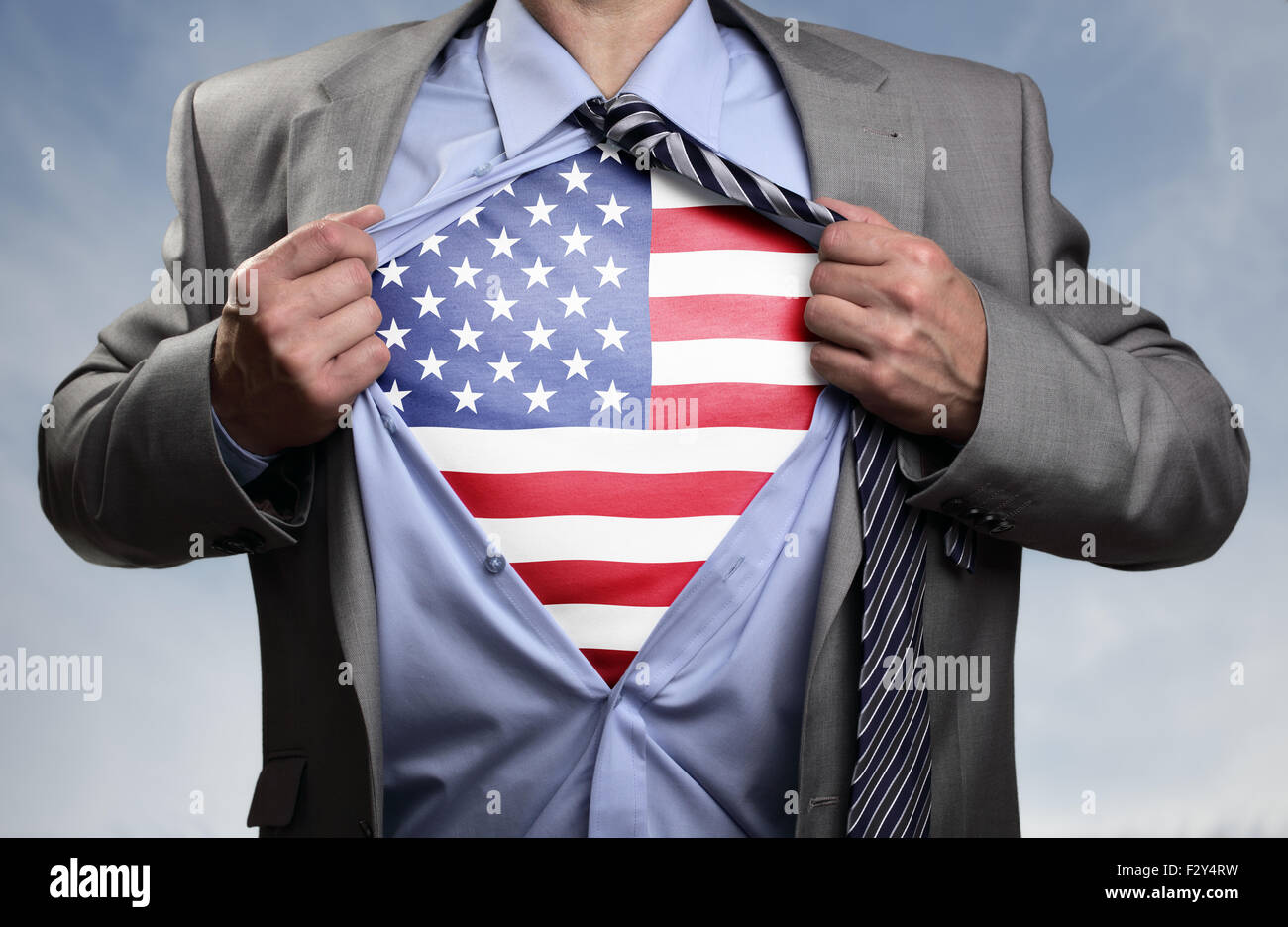 Superheld Geschäftsmann enthüllt amerikanische Flagge Stockfoto
