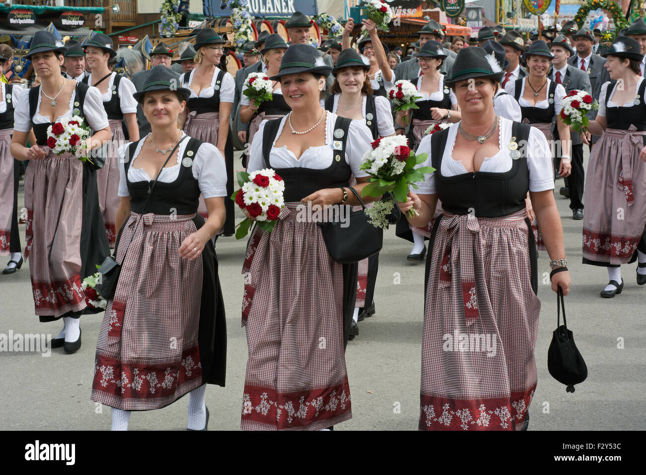 MÜNCHEN, DEUTSCHLAND – SEPT. 20, 2015: traditionelle marschieren Gruppe mit lokalen Kostümen unterhalten Scharen von Besuchern auf dem jährlichen Oktoberfest. Das Festival findet vom 19. September bis 4. Oktober 2015 in München. Stockfoto