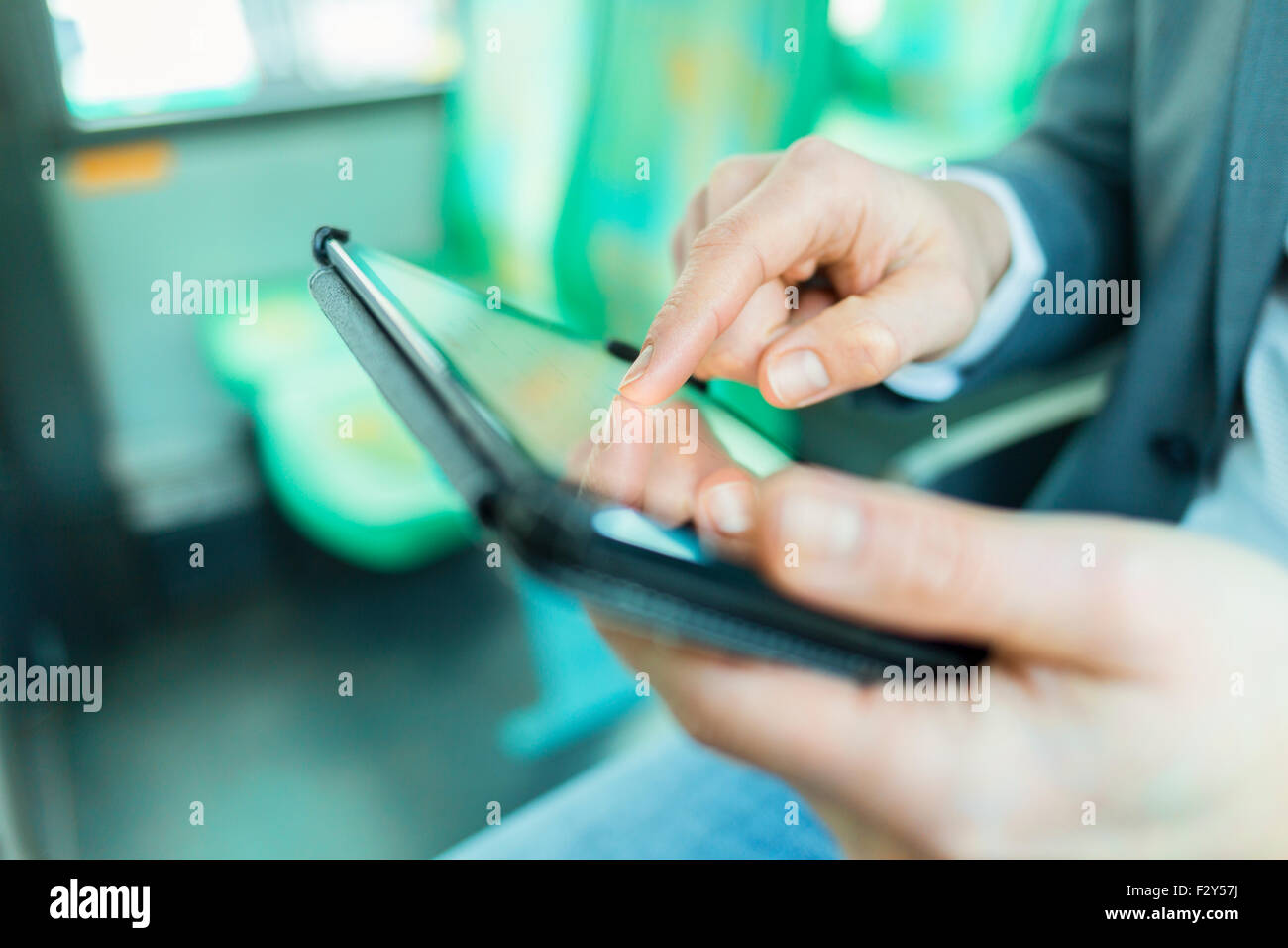 Auf Bus-Mann mit digital-Tablette. E-Mails lesen. SMS-Nachricht. Close-up Hände Stockfoto
