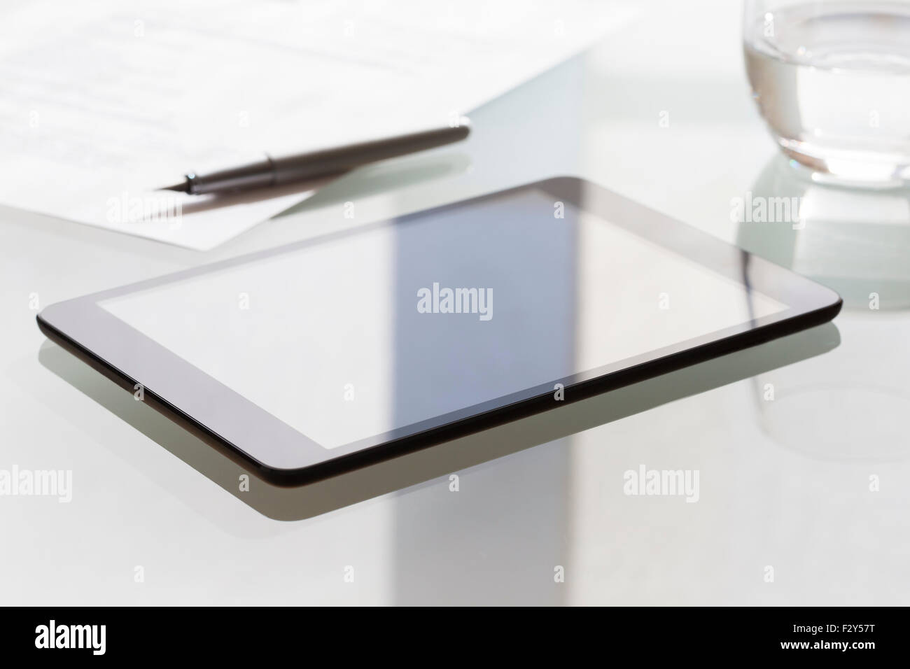 Digital-Tablette auf modernen Glastisch im Büro Stockfoto