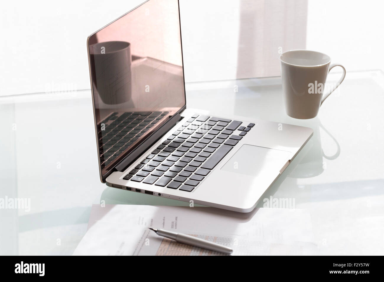 Laptop auf modernen Glastisch im Büro Stockfoto