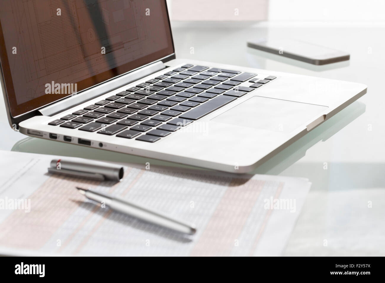 Laptop auf modernen Glastisch im Büro Stockfoto