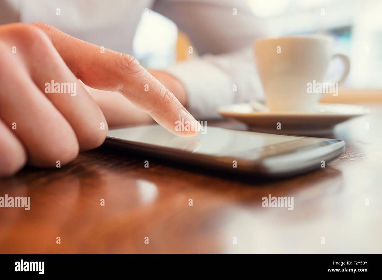 Mann in einer Bar mit Handy. Vintage-filter Stockfoto
