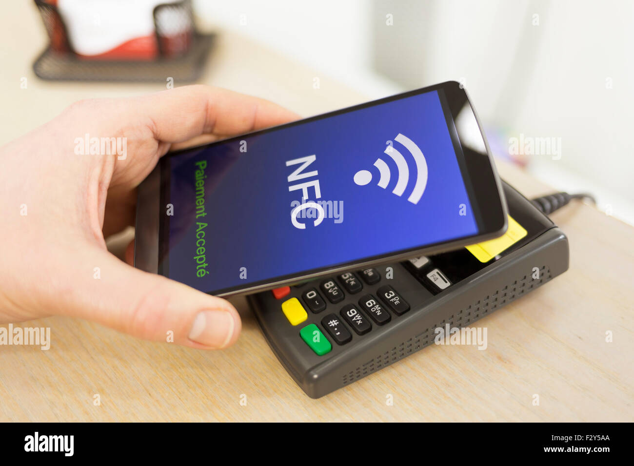 Mann mit NFC-Technologie auf dem Handy zu bezahlen Stockfoto