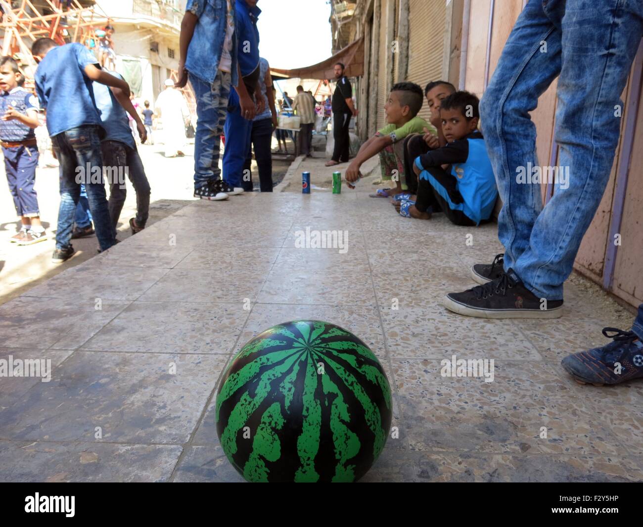 (150925)--Bagdad, Sept. 25. 2015 (Xinhua) - Foto auf Sept. 25. 2015 zeigt Jungs spielen beliebte Spiele in den Eid al-Adha Festtagen in Bagdad, Irak. (Xinhua/Khalil Dawood) Stockfoto