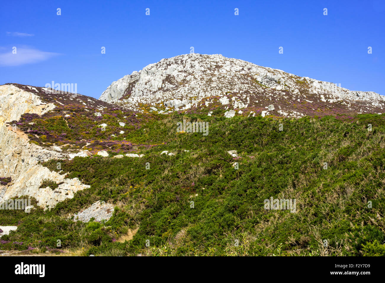 Holyhead Mountain. Der höchste Punkt auf Anglesey, einst eine Festung jetzt beliebt bei Bergsteigern und Wanderern Stockfoto