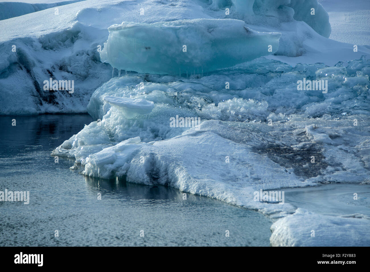 Eisblöcke schmelzen an die Gletscherlagune Jökulsárlón, Island im Winter Stockfoto