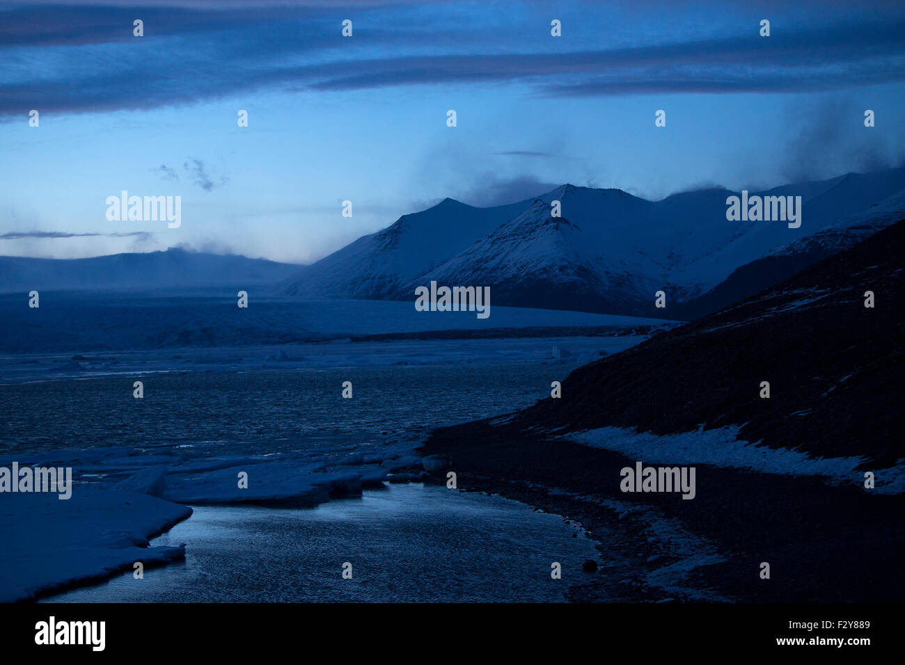 Schneebedeckten Vulkanlandschaft am Gletscherlagune Jökulsárlón, Island Stockfoto