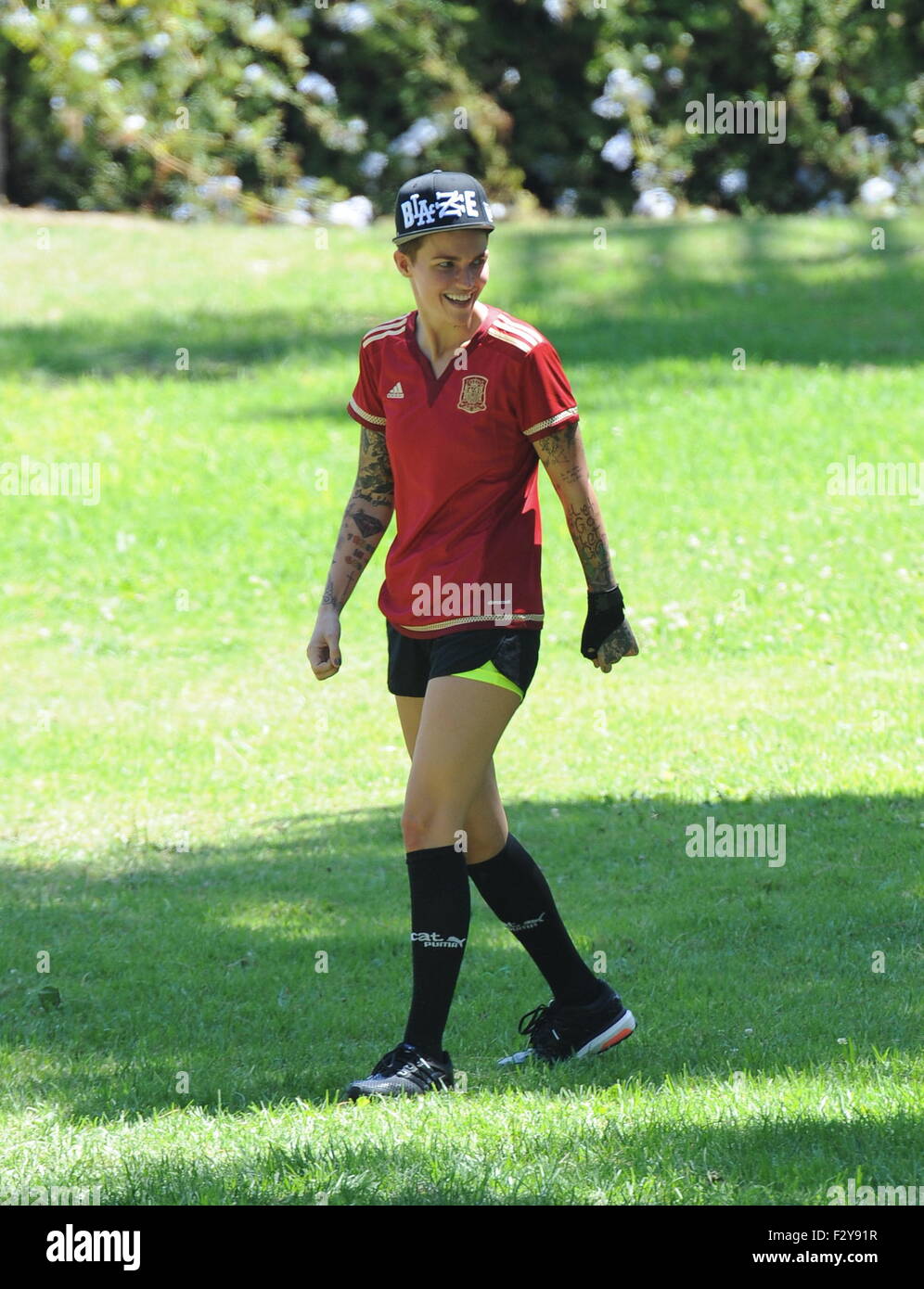 "Orange ist das neue Schwarz" Schauspielerin Ruby Rose und ihr Verlobter Phoebe Dahl genießen Sie einen Nachmittag Fußball und Segways Griffith Park mit: Ruby Rose wo: Los Angeles, California, Vereinigte Staaten von Amerika bei: 25. Juli 2015 Stockfoto