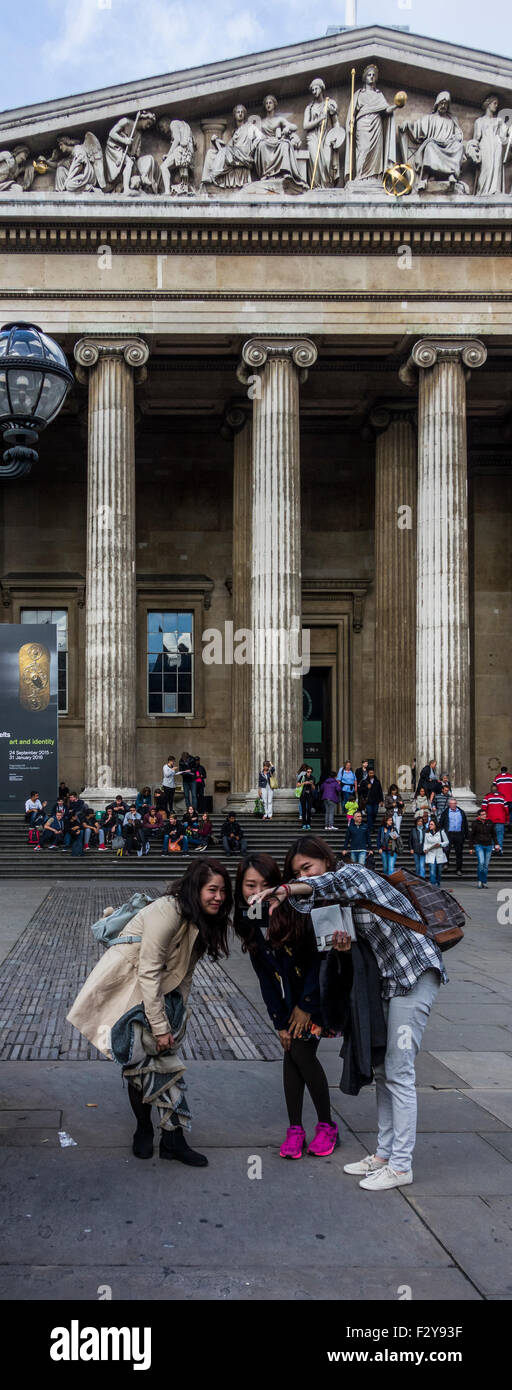 drei Mädchen, die die Selfie vor British Museum, London, England Stockfoto