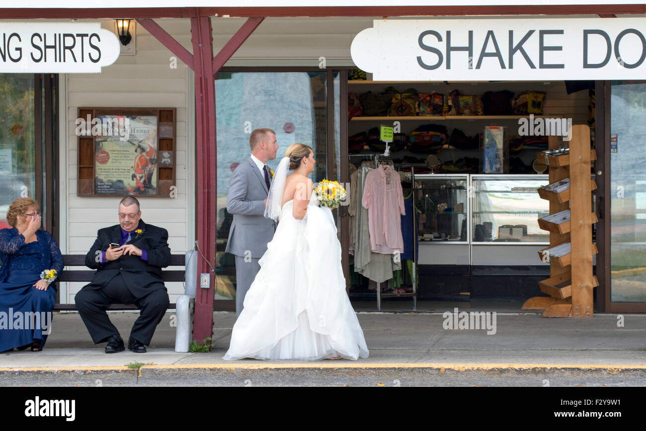 Braut im Kleid und der Bräutigam in Tux zu Fuß in Lake George New York USA Adirondack State Park am Tag ihrer Hochzeit. Stockfoto