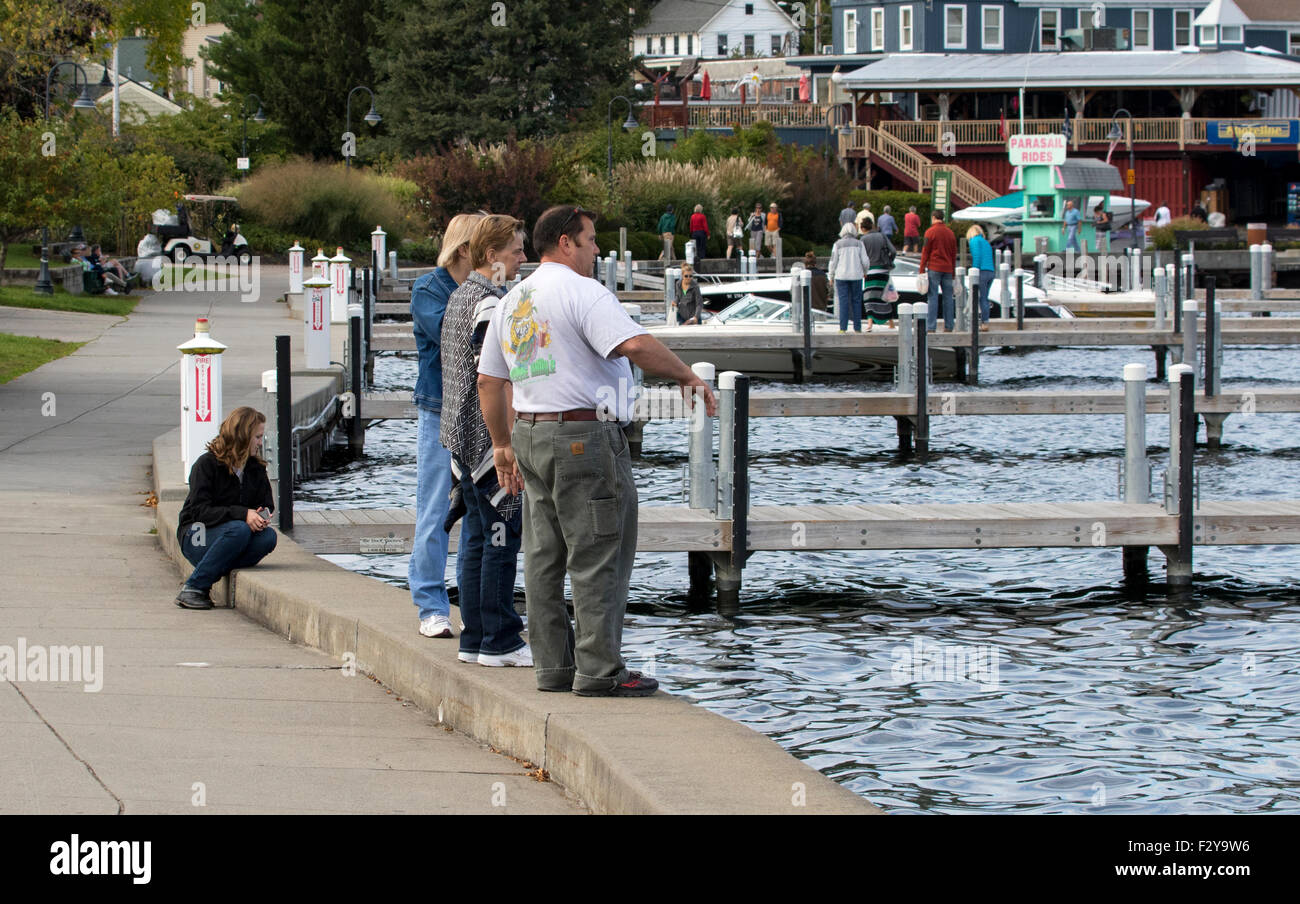 Touristen am Ende des Lake George New York USA uns Amerika Adirondack State Park Adirondacks. Stockfoto