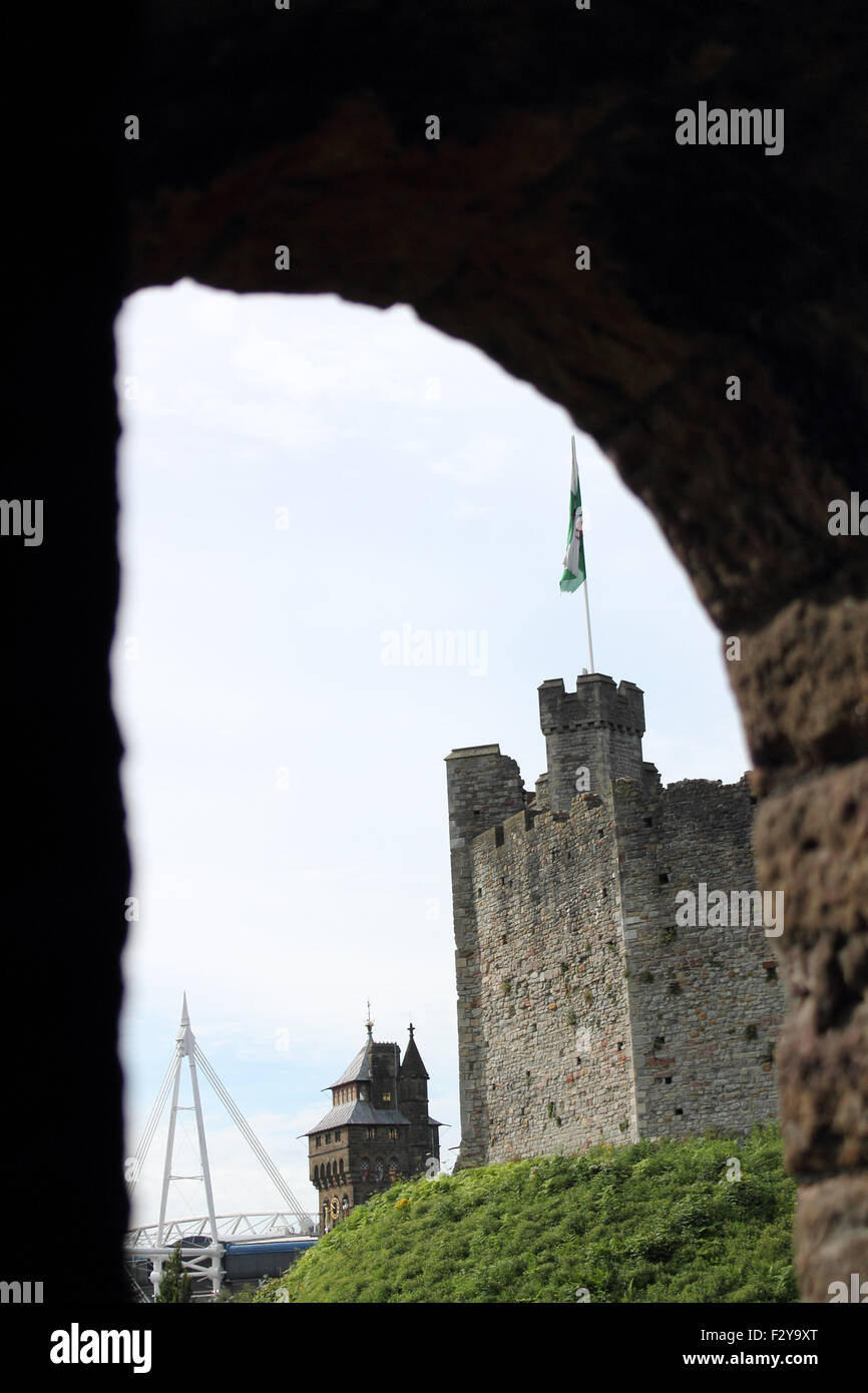 Cardiff Castle und das Millennium Stadium, Cardiff, Südwales, UK Stockfoto