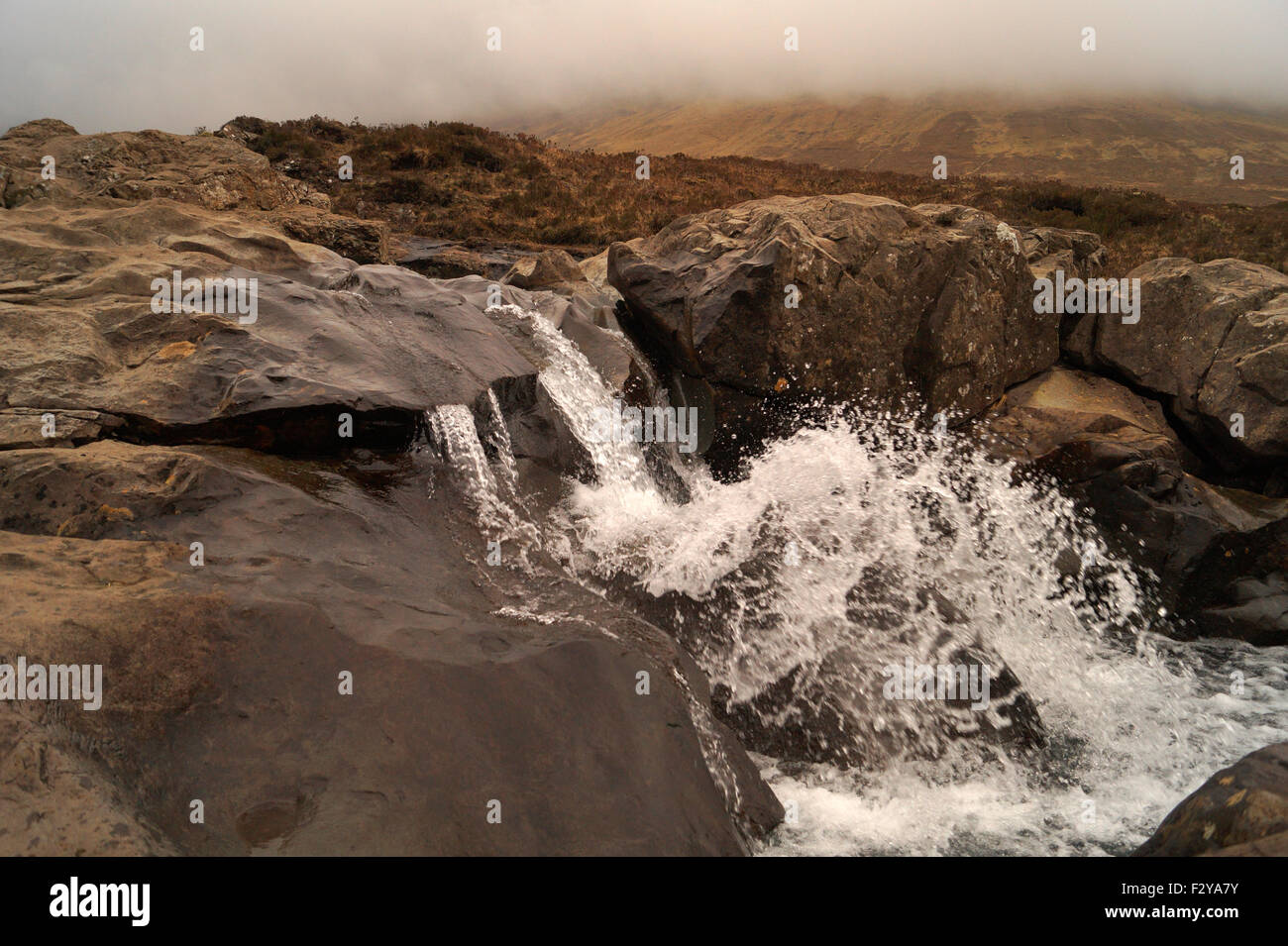Foto bei der Fairy Pools auf der Insel Skye. Wasserfall schlagen Rock und zurück aufprallen. Stockfoto