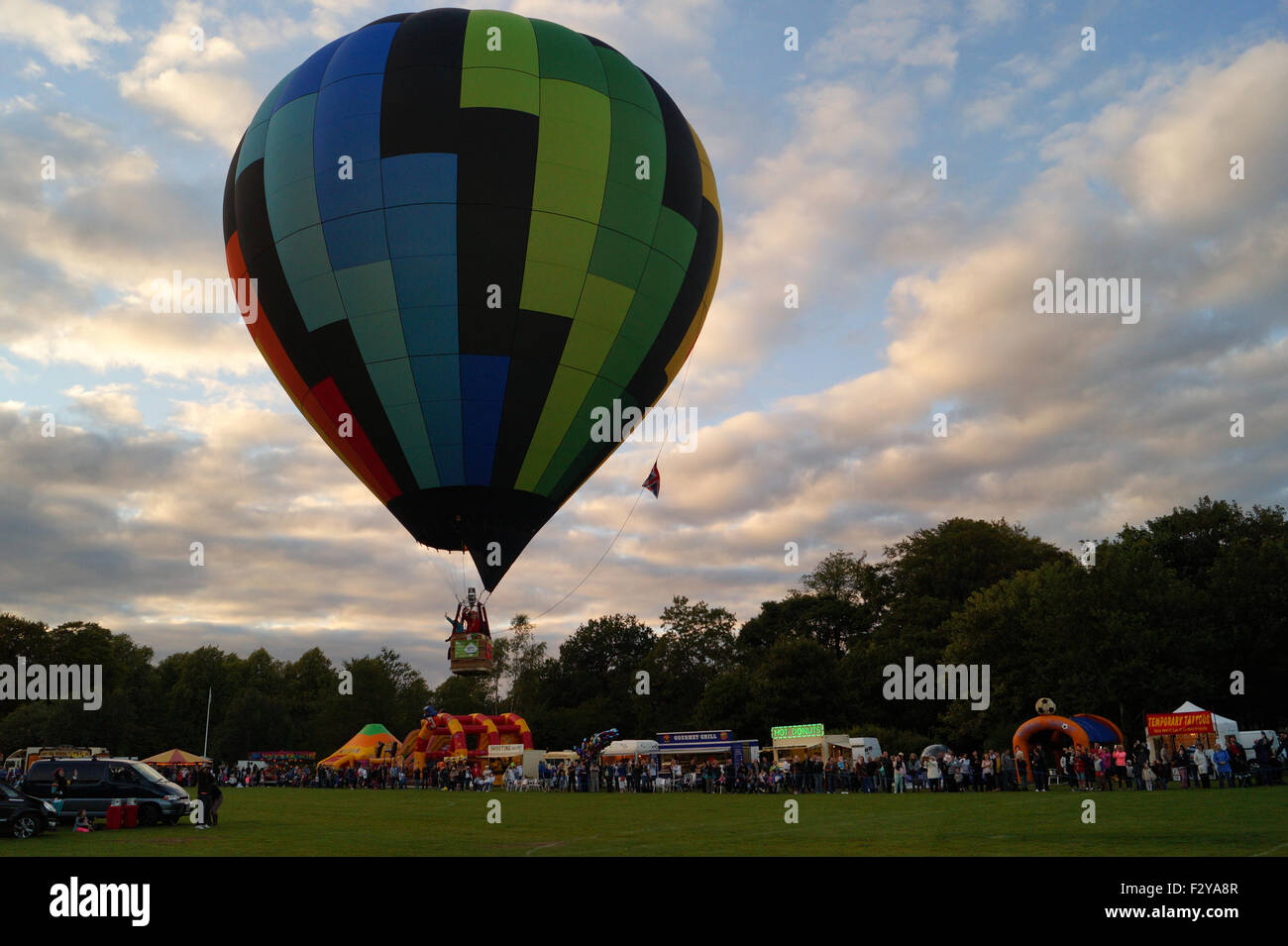 Strathaven Hot Air Balloon Festival 2015 - Bunte Heißluftballons in Strathaven Park fertig zu nehmen/ablegen Stockfoto