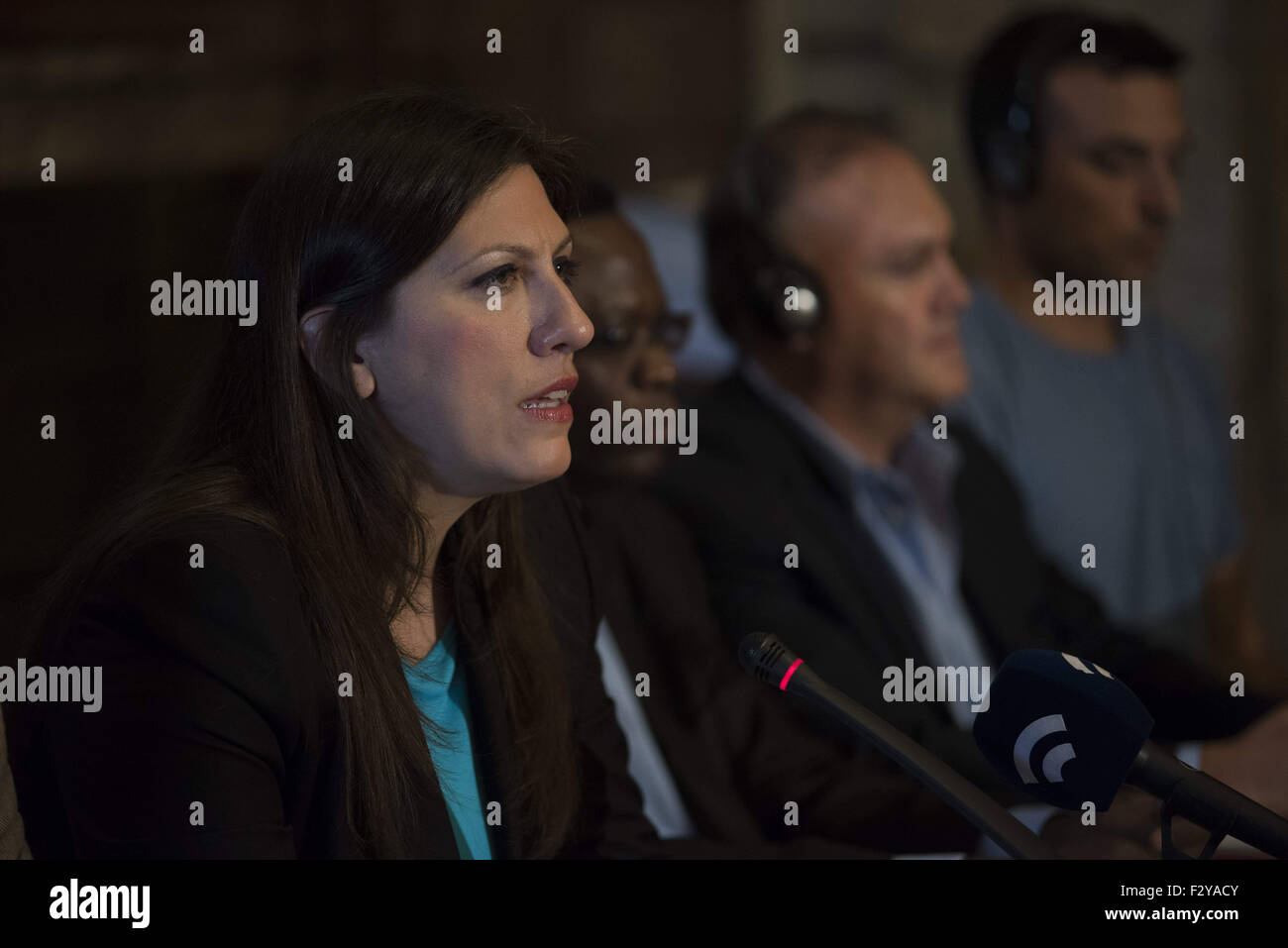 ZOE KONSTANTOPOULOU richtet sich an Mitglieder der Presse. Präsident des griechischen Parlaments Zoe Konstantopoulou genannt eine Pressekonferenz, um die Arbeit der griechischen Schulden Wahrheits-Kommission, eine Initiative, die sah in Staatsverschuldung Themen wie die Begriffe, die es beauftragt wurde, wie es steigen,, wie es ausgegeben wurde, sowie die Rechtmäßigkeit der Schulden Abkommen zu präsentieren. 25. Sep 2015. © Nikolas Georgiou/ZUMA Draht/Alamy Live-Nachrichten Stockfoto