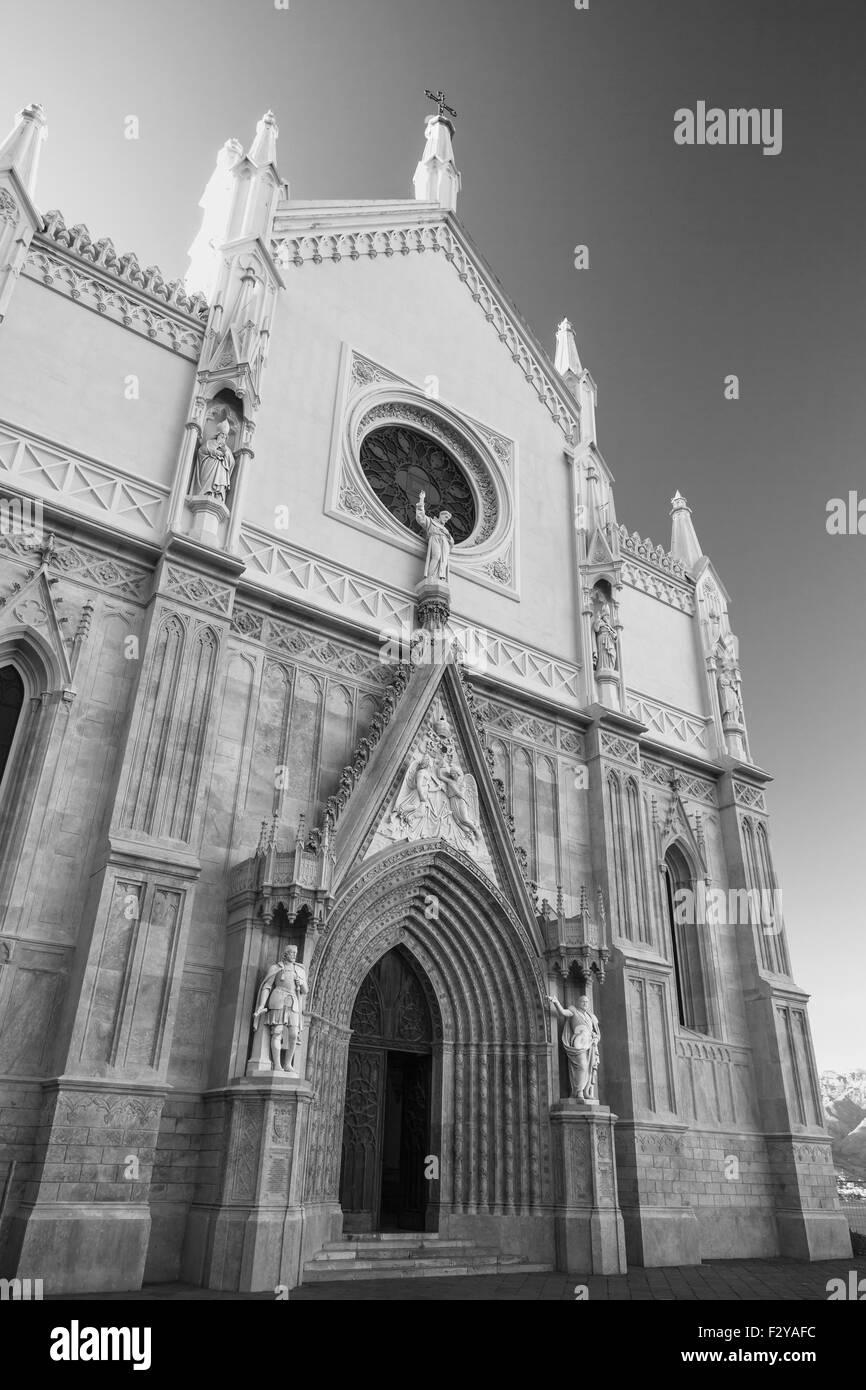 Kathedrale St. Francesco von Gaeta, Italien. Monochrome vertikale Foto Stockfoto