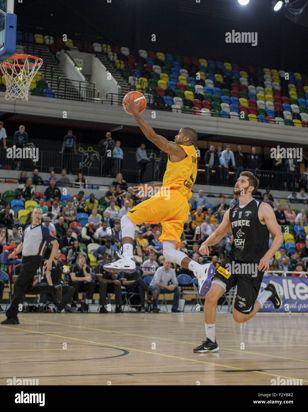 London, UK. 25. Sep 2015. British Basketball League - London Lions V Leeds Kraft. Löwenkopf Guard Jorge Ebanks [#04] treibt für den Korb bei der Basketball-Spiel zwischen den Löwen London und Leeds Kraft in der Kupfer-Box-Arena, London. Lion es gewann das Spiel 99-60. Bildnachweis: Stephen Bartholomäus/Alamy Live-Nachrichten Stockfoto