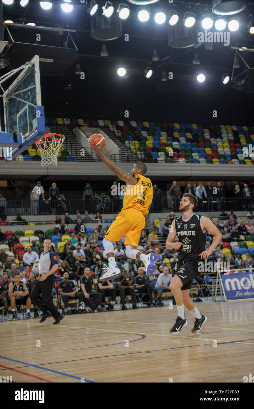 London, UK. 25. Sep 2015. British Basketball League - London Lions V Leeds Kraft. Löwenkopf Guard Jorge Ebanks [#04] treibt für den Korb bei der Basketball-Spiel zwischen den Löwen London und Leeds Kraft in der Kupfer-Box-Arena, London. Lion es gewann das Spiel 99-60. Bildnachweis: Stephen Bartholomäus/Alamy Live-Nachrichten Stockfoto