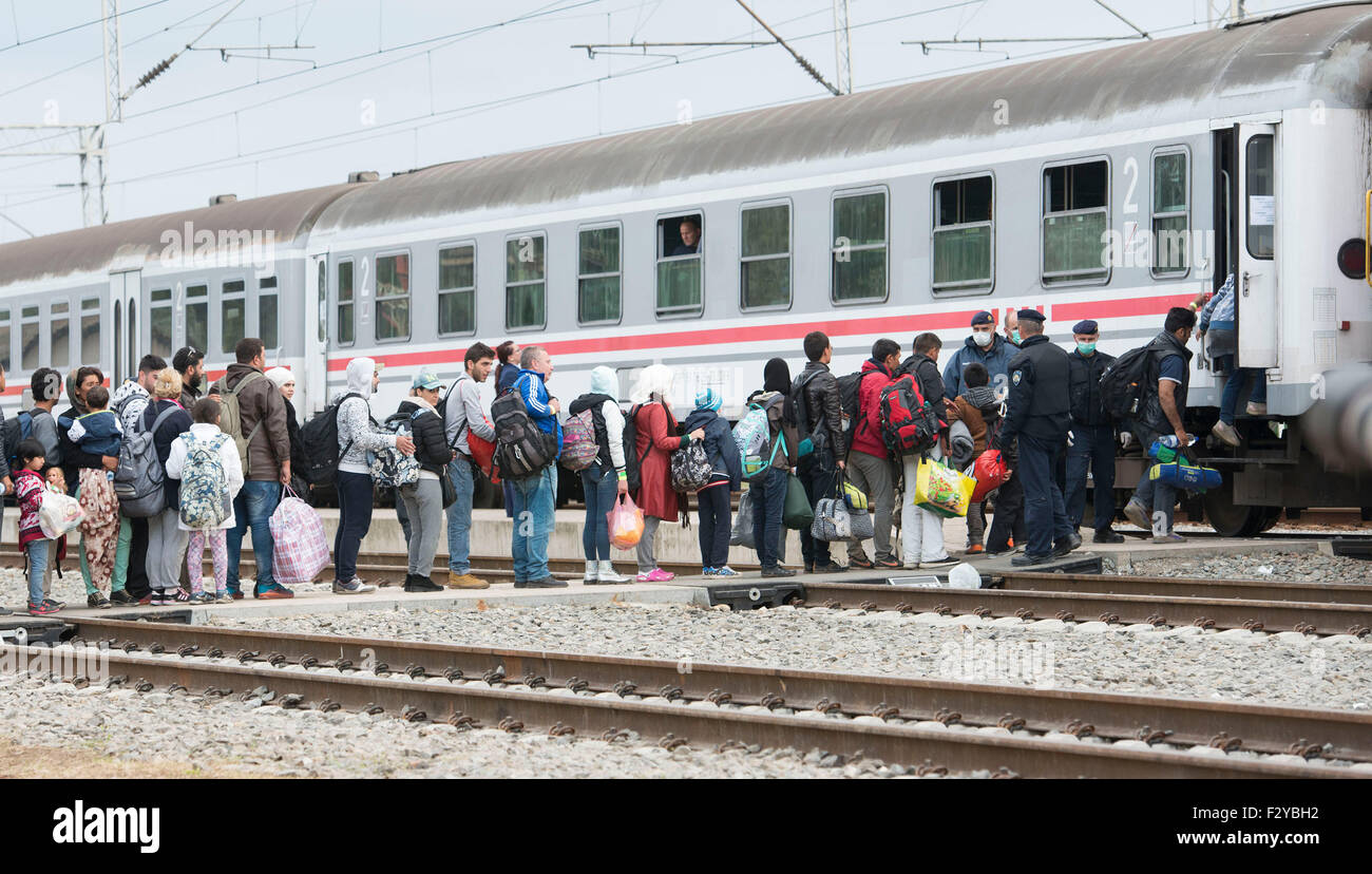 Tovarnik Kroatien 25 Sep 15 Fluchtlinge An Bord Einen Zug In Richtung Zur Ungarischen Grenze Am Bahnhof In Tovarnik Ostlich Von Kroatien 25 September 15 Insgesamt 60 000 Migranten Haben Kroatien Aus Serbien