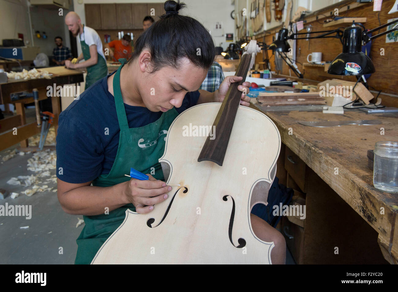 Salt Lake City, Utah, USA. 22. Sep, 2015. ROBERT WOOD, dritte Studienjahr, verwendet eine 10 % ige Lösung von Oxalsäure, um einen Fleck auf einem Cello zu entfernen, die er baut. Im Jahre 1972 gegründet, ist die Violin Making School of America ein Dreijahres-Programm bei der Studenten sieben Violinen und ein Cello mit traditionellen Methoden, wie Sie von Stradivari- und Guarneri machen. Freuen Sie sich auf seine Absolventinnen und Absolventen mit einem Fundament aus Fähigkeiten und Kenntnisse für den Aufbau ihrer Karriere als Macher, Restauratoren und Händler von Violine Familie Instrumente. © Brian Cahn/ZUMA Draht/Alamy Live-Nachrichten Stockfoto