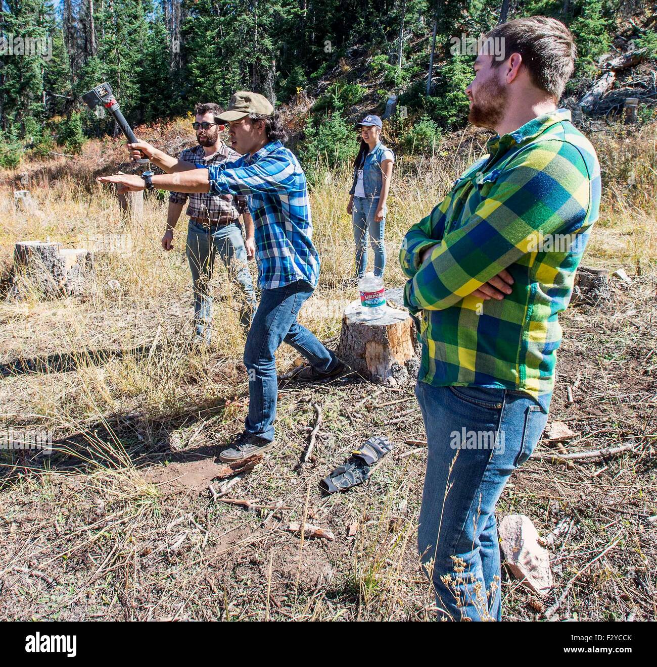 Salt Lake City, Utah, USA. 25. Sep 2015. Wie andere Schüler blicken auf, zielt ROBERT WOOD auf einem Baumstumpf mit einem Beil im Uinta National Forest während der jährlichen Holz Reise für Studierende an der Geige macht Schule von Amerika. Das Holz aus den Toten Fichte Schnitten sie ab diesem Tag wird verwendet werden, um das Innere ihrer Instrumente zu stärken. Gegründet 1972, ist der VMSA ein Dreijahres-Programm bei der Studenten sieben Violinen und ein Cello mit traditionellen Methoden, wie Sie von Stradivari- und Guarneri machen. Es bietet seine Absolventinnen und Absolventen mit einem Fundament aus Fähigkeiten und Kenntnisse auf dem Stockfoto