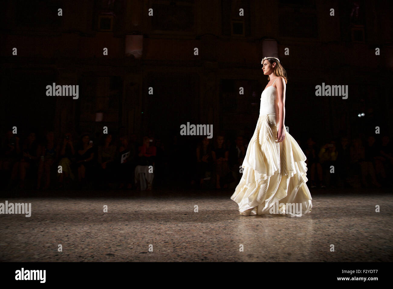 Mailand, Italien. 25. Sep 2015. Ein Model präsentiert Kreationen von chinesischen Designer Xiaoyan Li in Mailand, Italien, 25. September 2015. Bildnachweis: Jin Yu/Xinhua/Alamy Live-Nachrichten Stockfoto