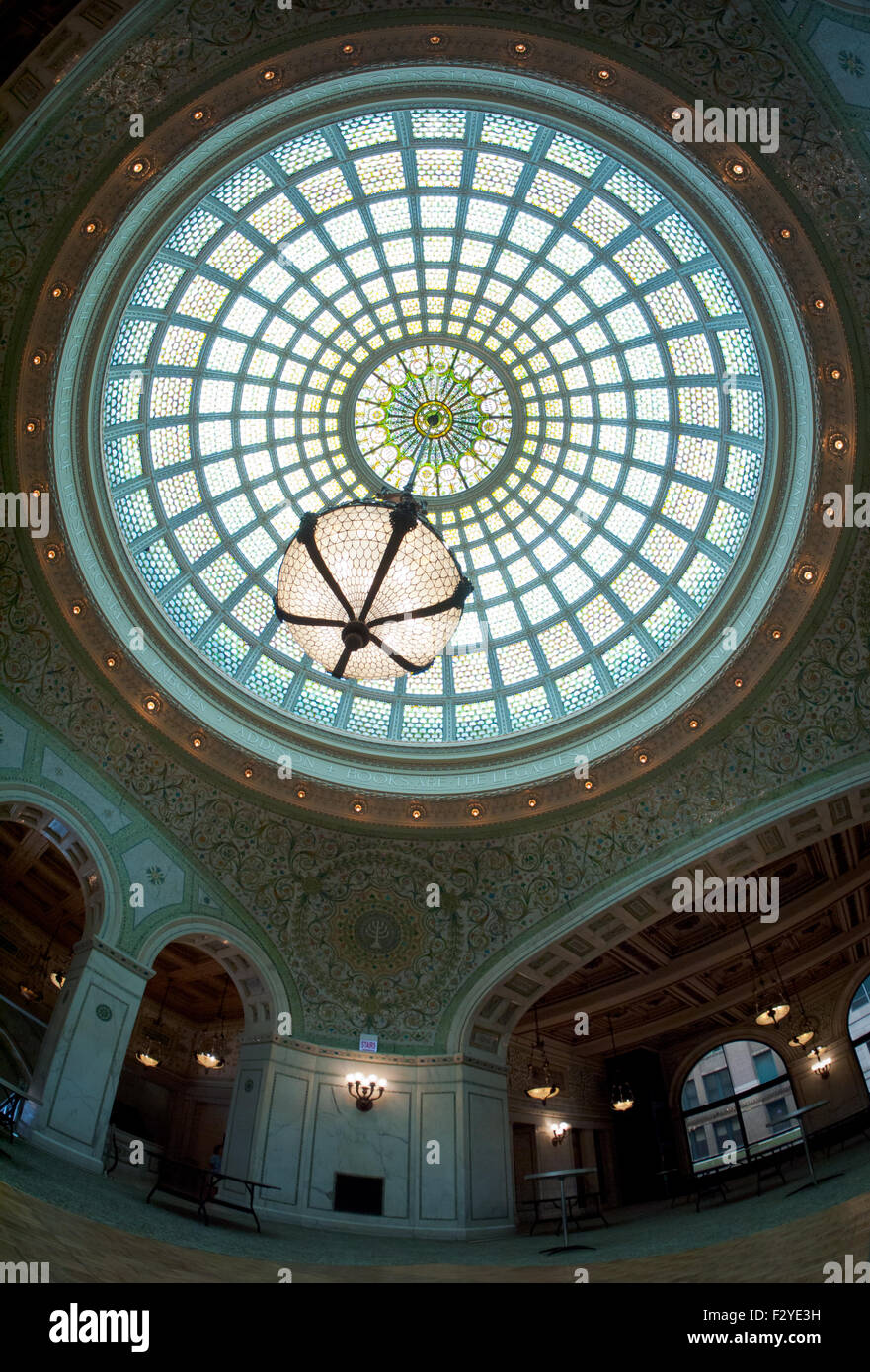 Ein Fischauge, weiten Winkel Blick auf Preston Bradley Hall und der weltweit größte Tiffany Glaskuppel. Chicago Cultural Center, Chicago. Stockfoto