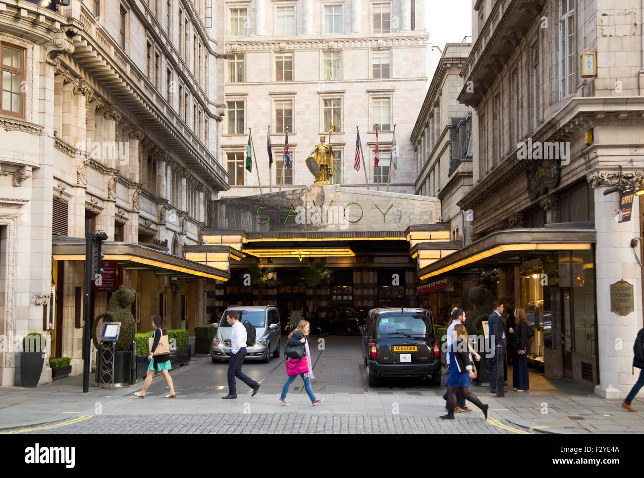 LONDON - 2. SEPTEMBER: Das Exterieur des Savoy auf 2. September 2015 in London, England, Vereinigtes Königreich. Das Savoy ist eines der mos Stockfoto