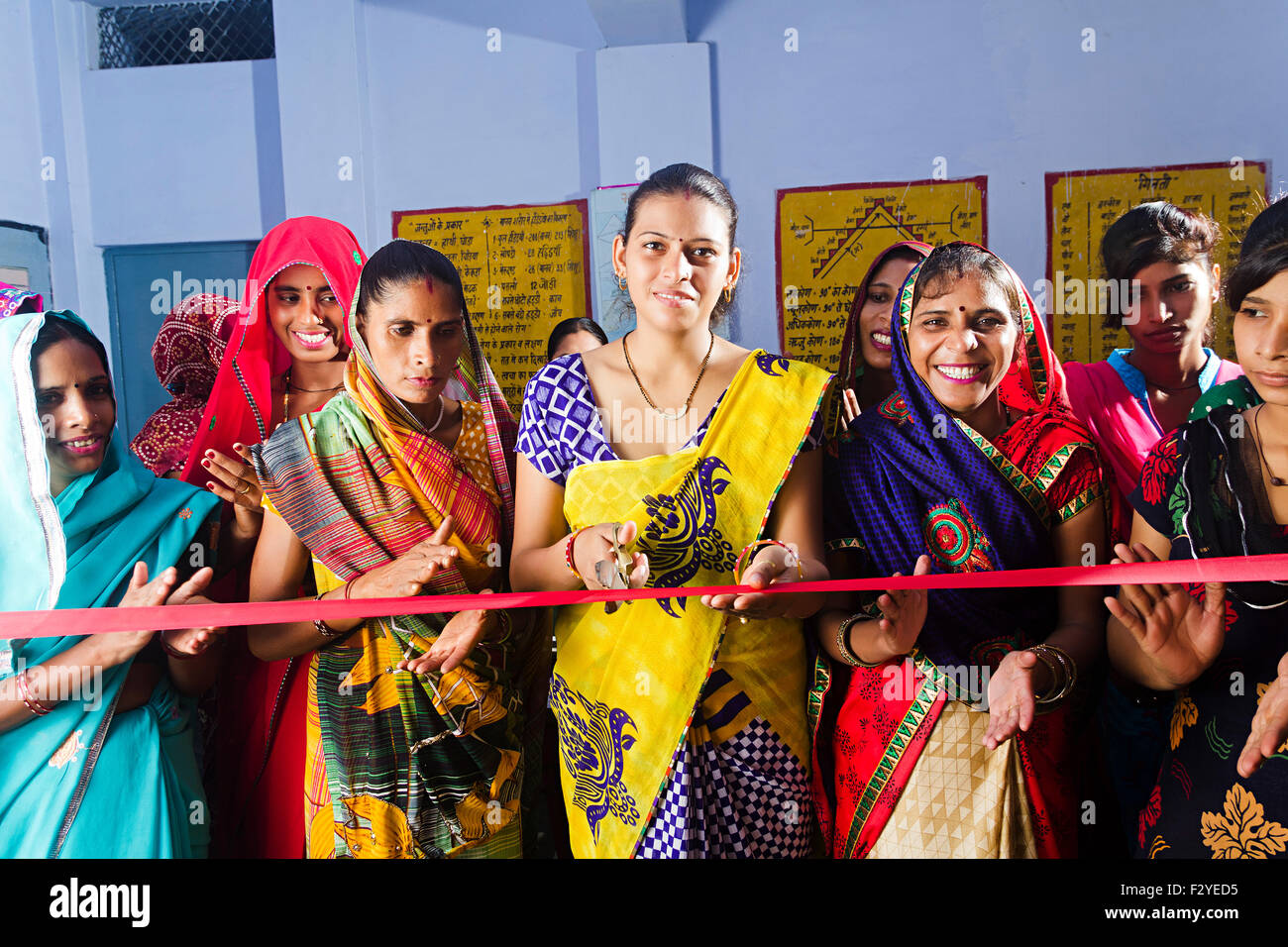 ländlichen Dorfbewohner Gruppe Massen ländlichen Indianerin Workshop Eröffnung Stockfoto