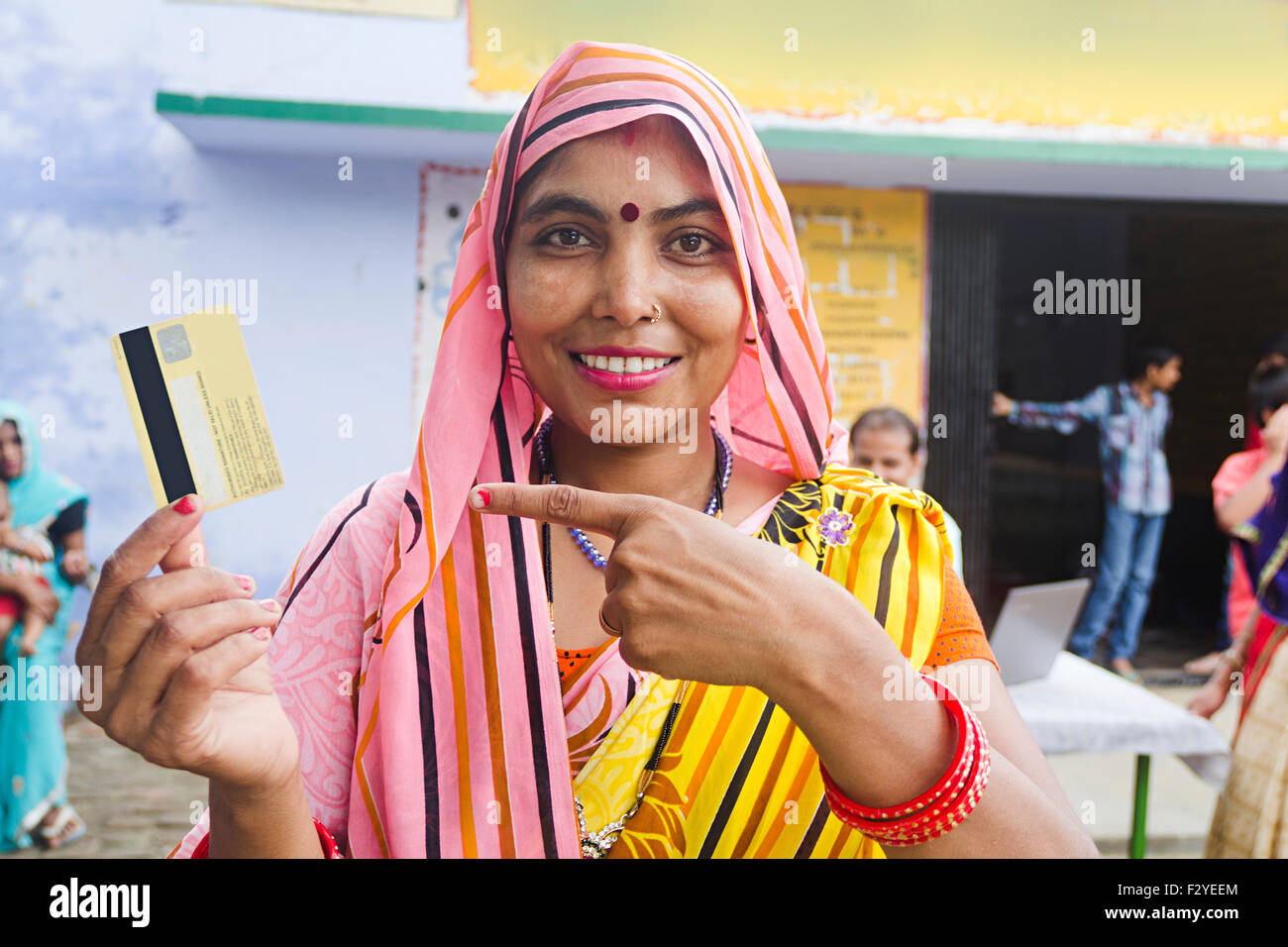 1 indische ländlichen Dorfbewohner Frau Arbeiter Kreditkarte mit Schuldzuweisungen Stockfoto