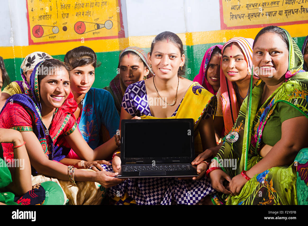 indische ländlichen Dorfbewohner Gruppe Menschenmassen Womans Laptop Bildung Stockfoto