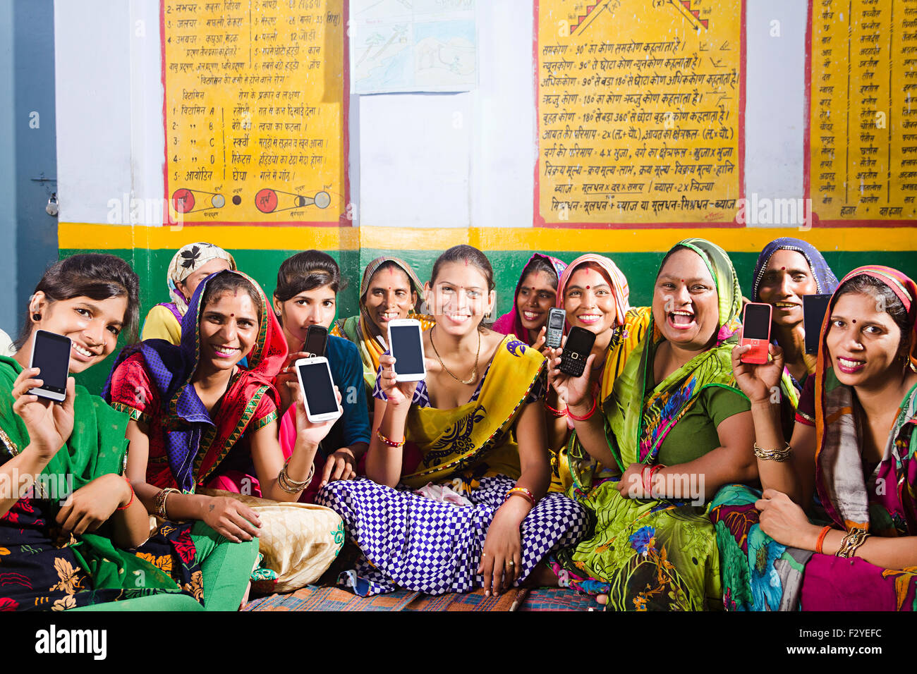 indische ländlichen Dorfbewohner Gruppe Massen Womans Qualität Handy anzeigen Stockfoto