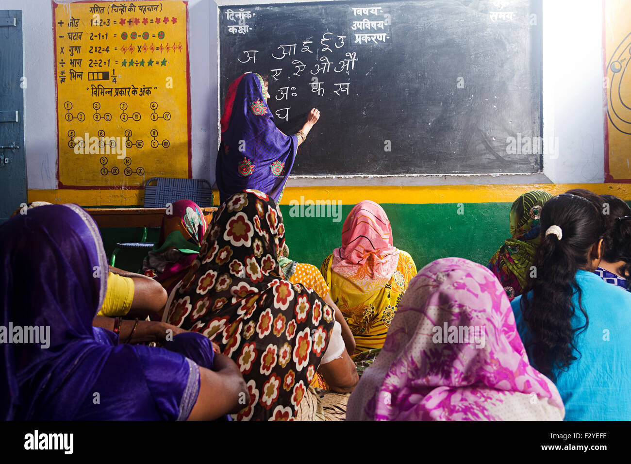 indische ländlichen Dorfbewohner Gruppe Menschenmassen Womans Klassenzimmer zu studieren Stockfoto